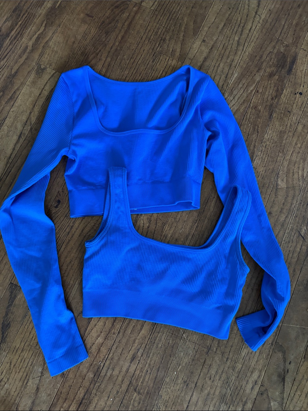 2 pieceCropped Long-Sleeve Ribbed Top and sport bra  in Bright Blue